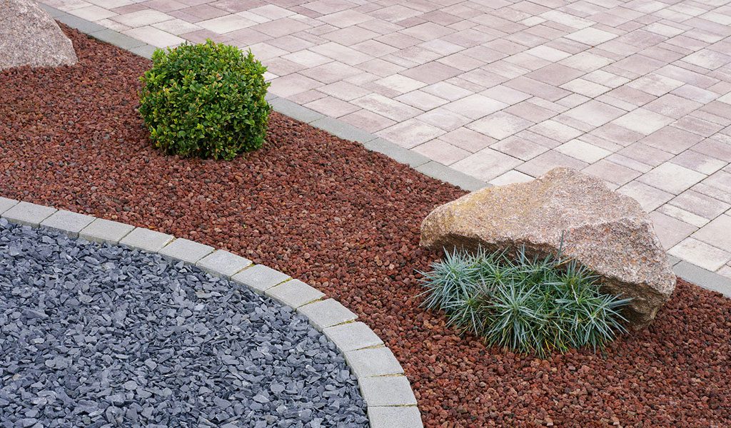 Effektvolle Gartengestaltung, bei den Pflasterarbeiten gelingt dies durch Formen und verschiedenen Materialien.