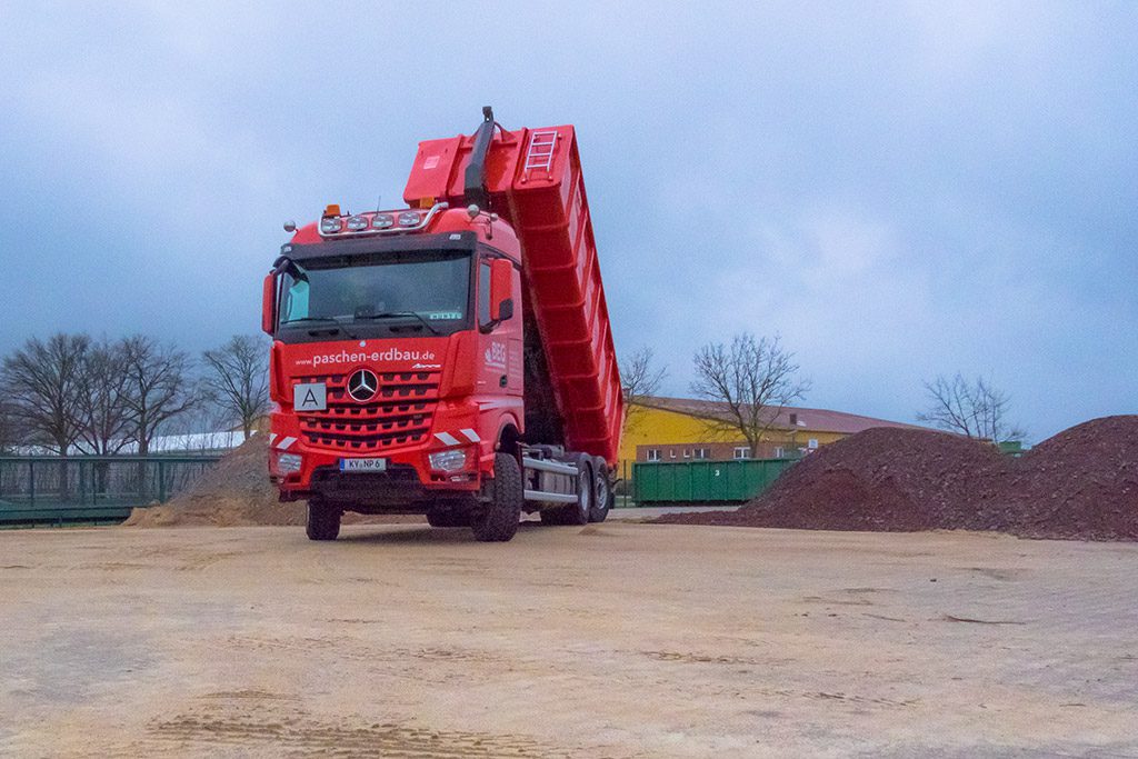 Neuer Mercedes Containerzug.