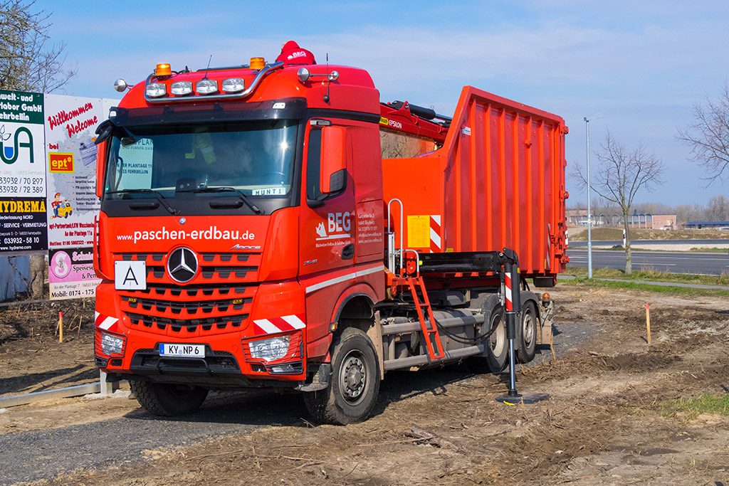 Neuer Mercedes Containerzug.