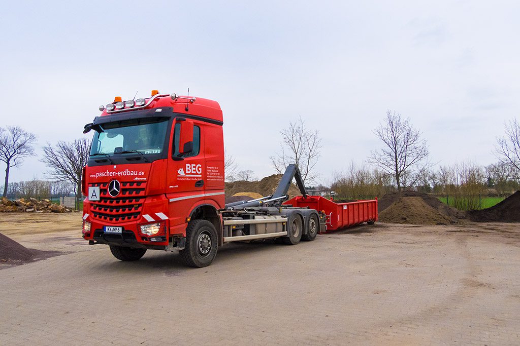 Neuer Mercedes Containerzug.