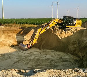 BEG-Erdbau-Aushubarbeiten Im Erdbau ein Standard, Aushubarbeiten. Zu sehen ist der Aushub einer Baugrube für das Fundament einer Windkraftanlage.