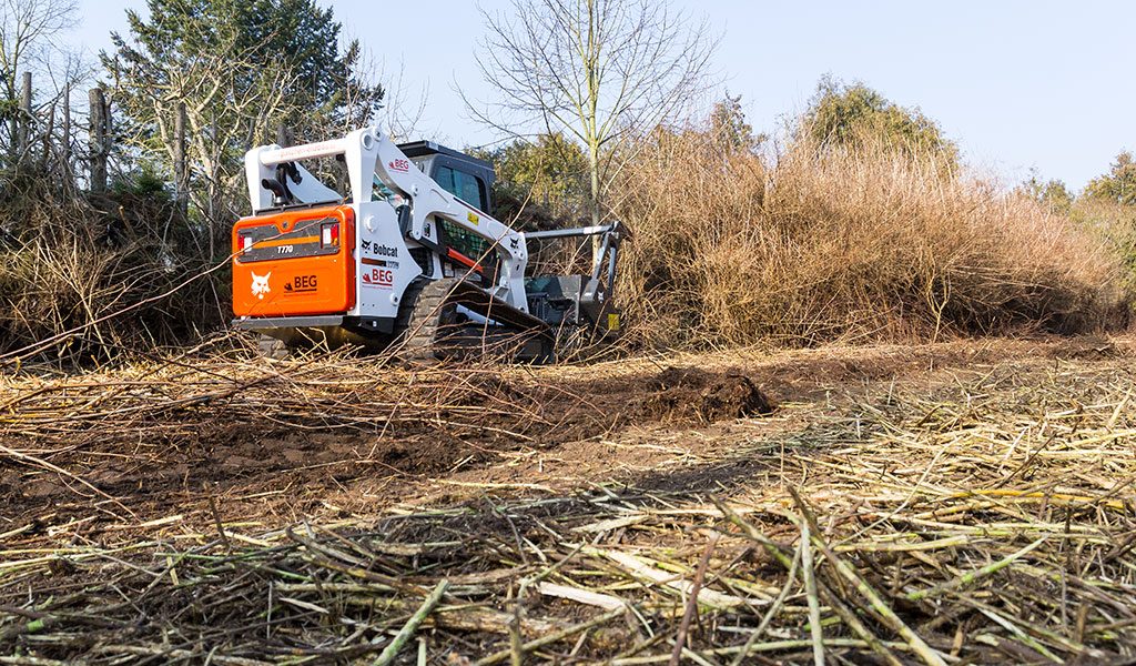 BEG-Forstdienstleistung-Mulchen-Kompaktlader-01 Forstmulchen mit unserer neuen Kompaktraupe.