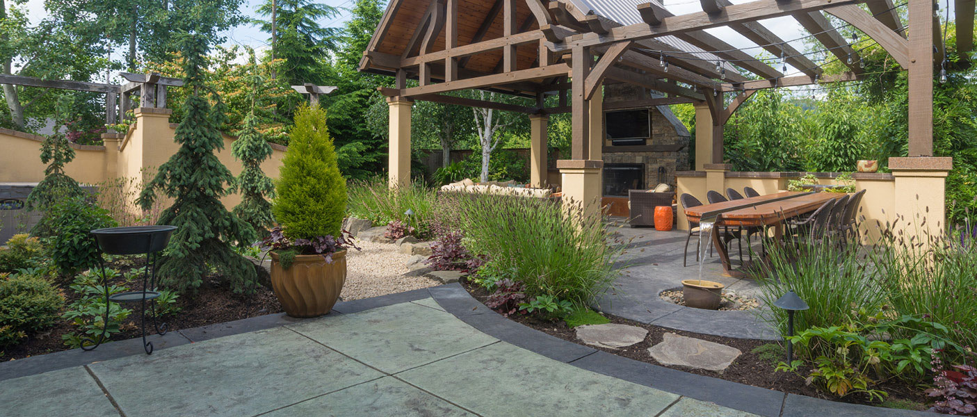 Garten mit Terrasse und offenem Gartenhaus, im Garten- und Landschaftsbau wurden umfassende Pflasterarbeiten durchgeführt.